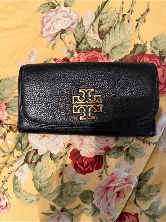 Tory Burch Handbags - Tory Burch leather wristlet wallet